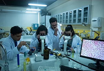 010322-facultad-ciencias-salud-instalaciones-sala-microscopia