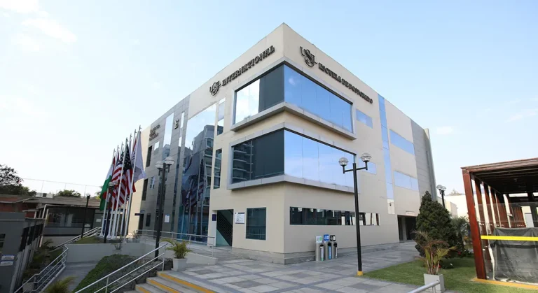 Fachada de la Escuela de Posgrado del Campus La Molina de USIL