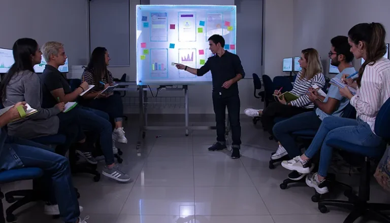 210222-facultad-ciencias-empresariales-laboratorios-conoce