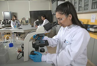 010322-facultad-ciencias-salud-laboratorio-biologia-histologia-patologia