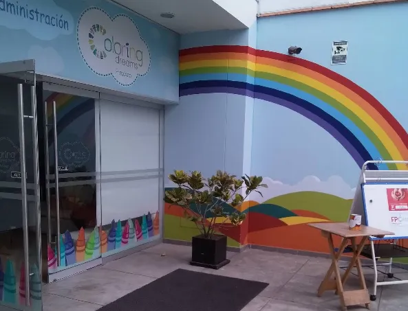 Fachada de la oficina de administración del colegio Coloring Dreams