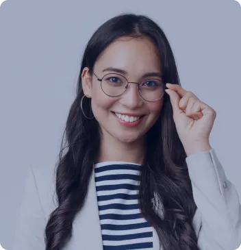 mujer usando anteojos