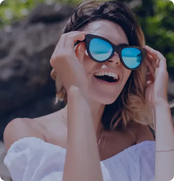 mujer usando anteojos de sol