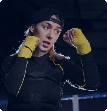 mujer con guantes de box