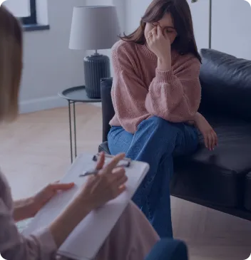 mujer en consulta psicológica