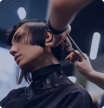 mujer en salon de belleza