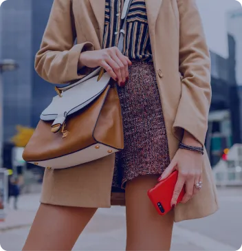 torso de mujer vistiendo cartera